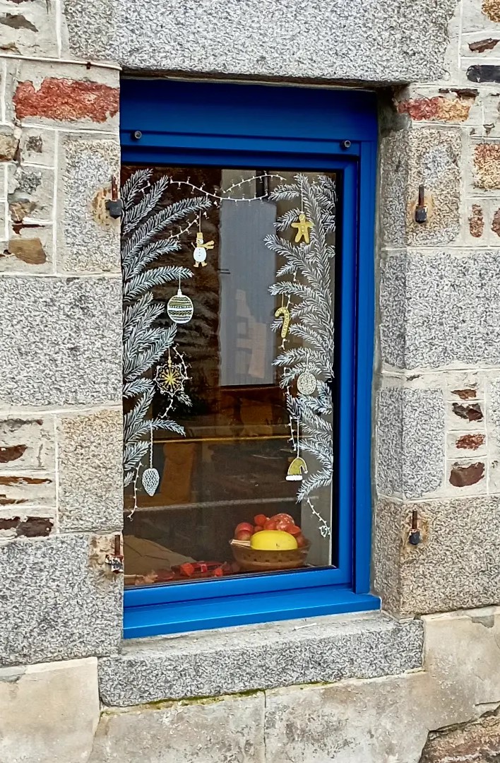Décor de fenêtre chez un particulier par l'Atelier Bruine