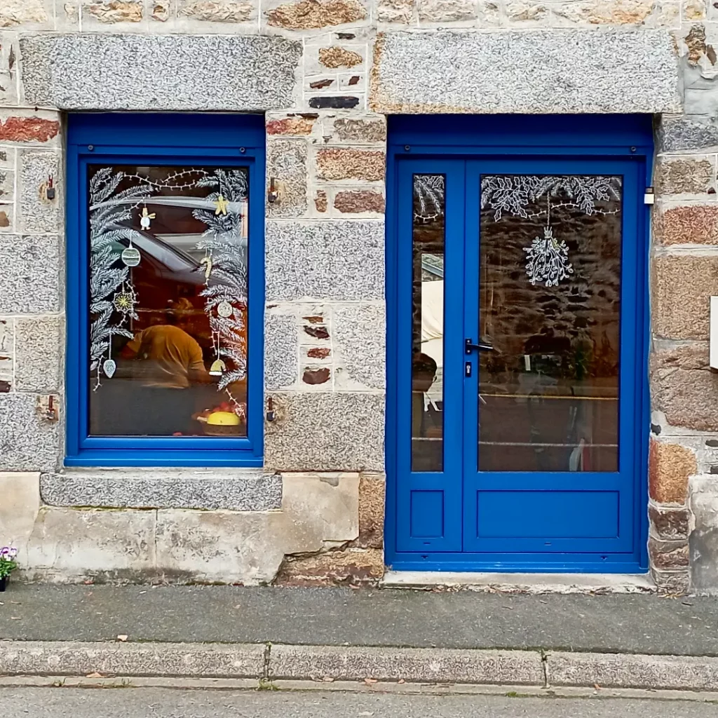 Décor de fenêtre chez un particulier par l'Atelier Bruine