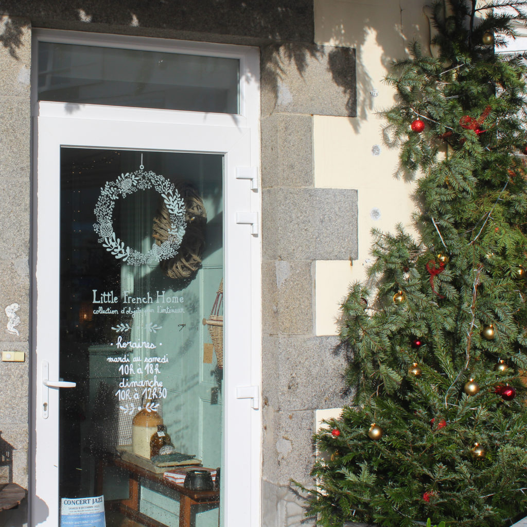 Vitrine à main levée pour le pop-up store de Little French Home à Saint Pair sur Mer par l'atelier bruine